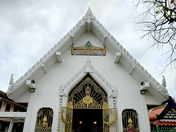 大理石寺后的白色金色小型寺庙图片下载