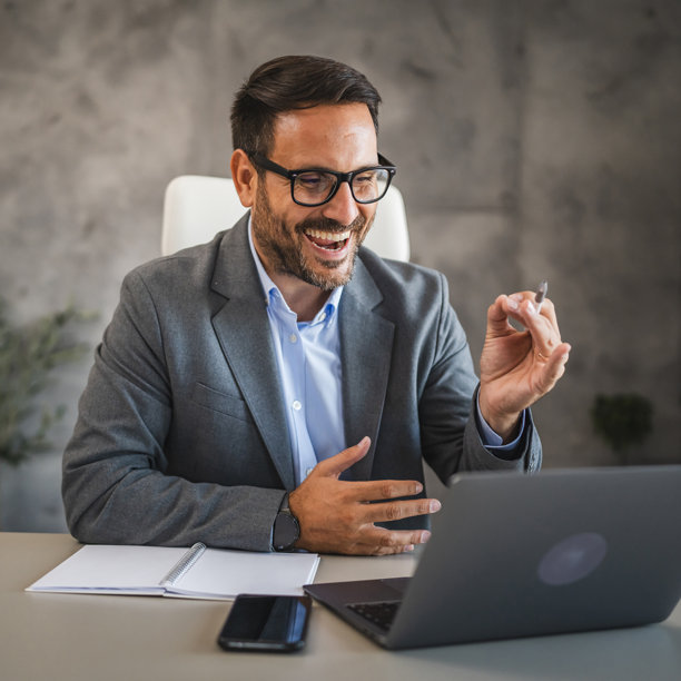 商人在现代办公室用笔记本电脑进行视频会议图片下载