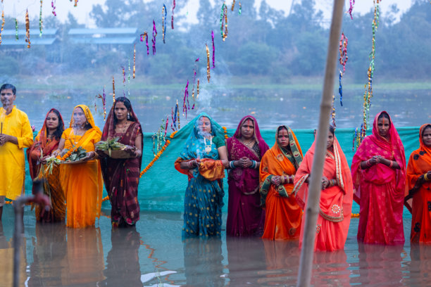 印度女人举行遮特普迦节图片下载