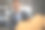微笑的商人在办公室里伸出手递上信封的特写镜头图片下载