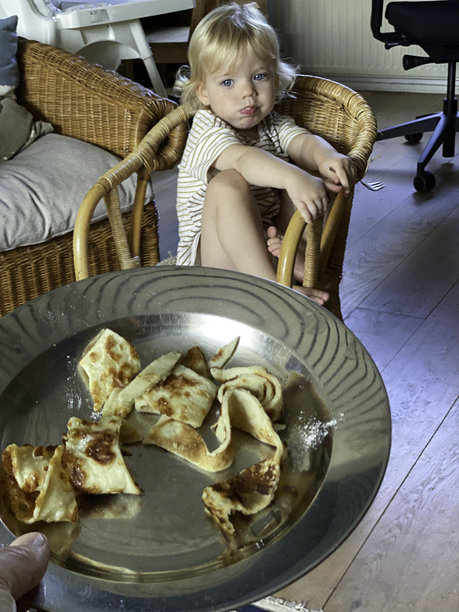 为幼儿男孩端上煎饼图片下载