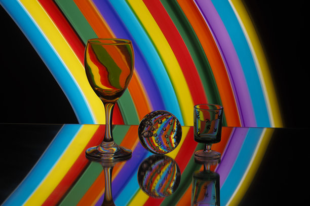 带有背景灯光的眼镜绘画图片下载