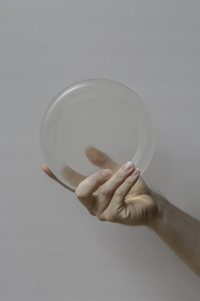 小心地握着一个圆形透明圆盘。图片下载