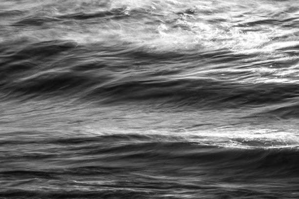 一张黑白海浪的长时间曝光照片。长时间曝光使流动的水变得模糊。图片下载