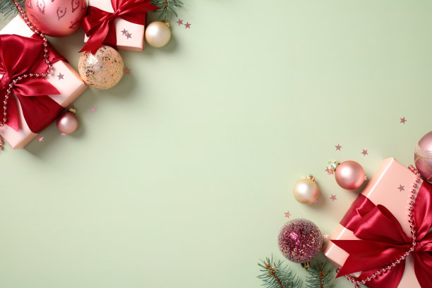 节日圣诞背景，配有礼品盒、装饰球和绿色松枝，背景为浅绿色。图片下载
