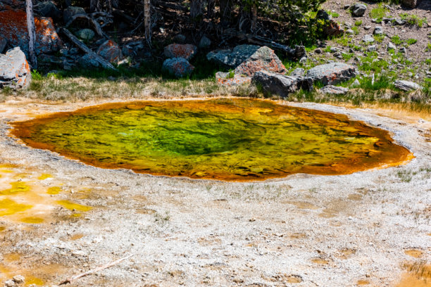 黄石国家公园（美国怀俄明州）老忠实间歇泉的经济喷发景观图片下载