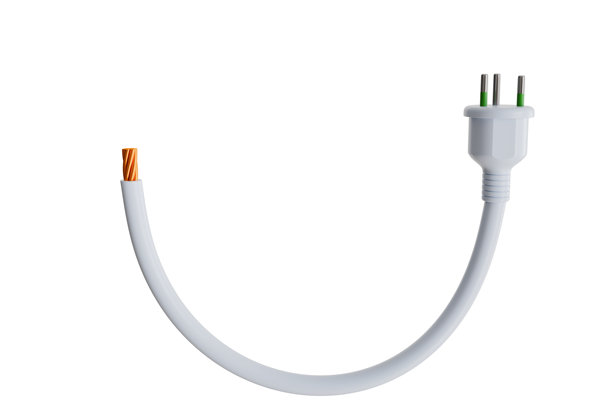 白色电源插头与铜材质的3D渲染插图，背景已分离 - 剪切路径图片下载