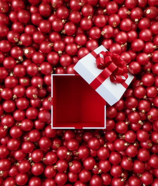 礼品盒被红色装饰球包围 - 假日季节和黑色星期五概念图片下载