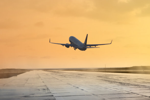 客机在日落时起飞图片下载