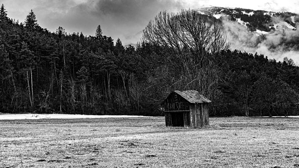 孤立在山原上的古老木屋，天空阴沉，云层扰动，气氛阴暗图片下载