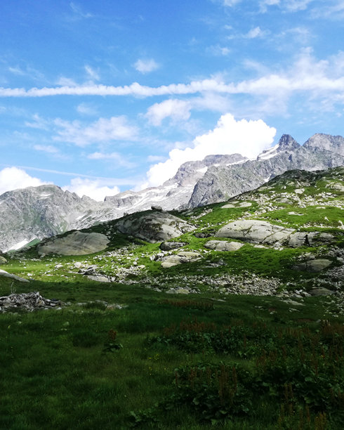 美丽的山景照片，山脉壁纸，日落时分的美丽风景。雪山壁纸图片下载