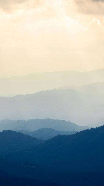 美丽的山景照片，山脉壁纸，日落时分的美丽风景。雪山壁纸图片下载