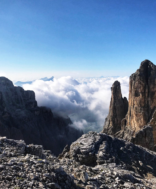美丽的山景照片，山脉壁纸，日落时的美丽风景。雪山壁纸图片下载