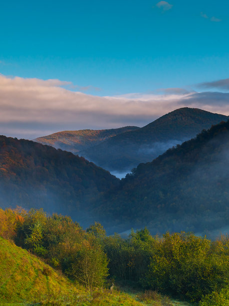 美丽的山景照片，山脉壁纸，日落时分的美丽风景。雪山壁纸图片下载