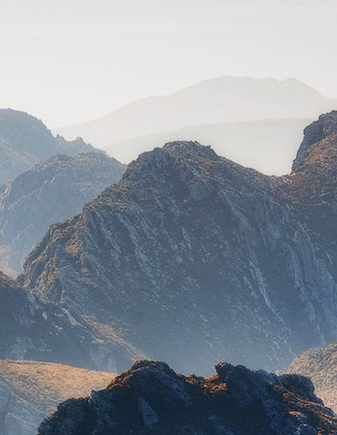 美丽的山景照片，山脉壁纸，日落时的美丽风景。雪山壁纸图片下载