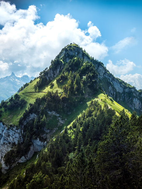 美丽的山景照片，山脉壁纸，日落时的美丽风景。雪山壁纸图片下载