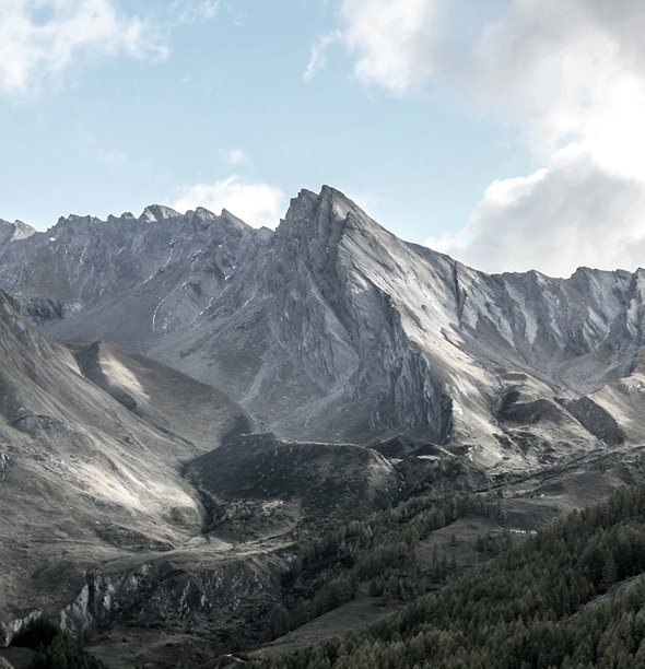 美丽的山景照片，山脉壁纸，日落时的美丽风景。雪山壁纸图片下载