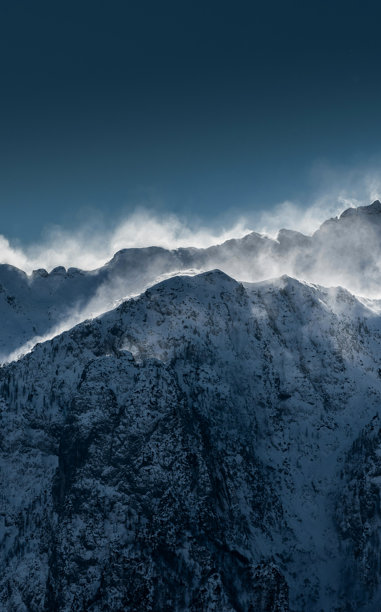 美丽的山景照片，山脉壁纸，日落时的美丽风景。雪山壁纸图片下载