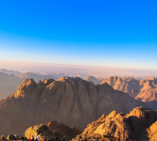 美丽的山景照片，山脉壁纸，日落时分的美丽风景。雪山壁纸图片下载