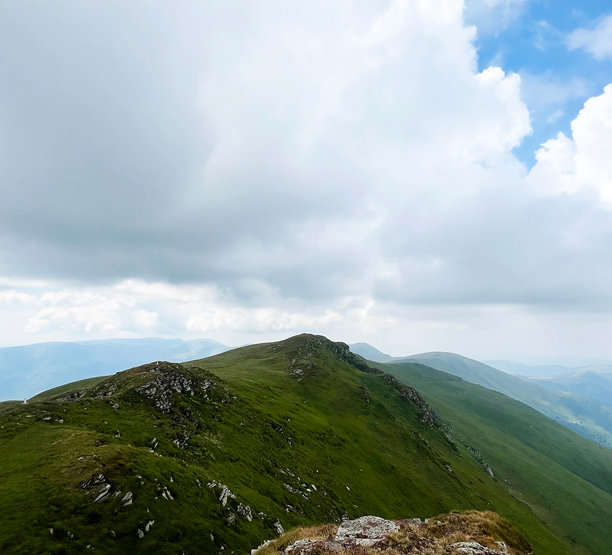 美丽的山景照片，山脉壁纸，日落时的美丽风景。雪山壁纸图片下载