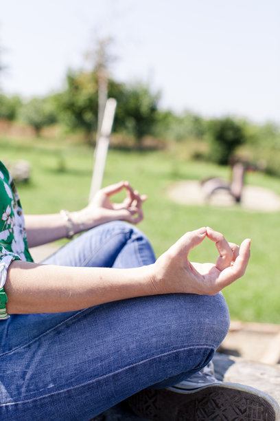 户外冥想的女性下半身图片下载