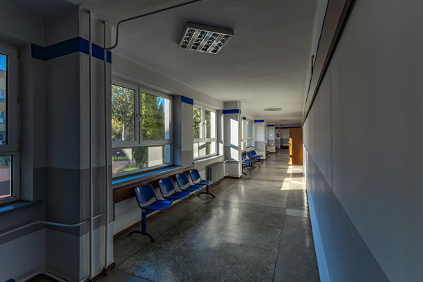 医疗诊所内空荡荡的候诊室走廊图片下载