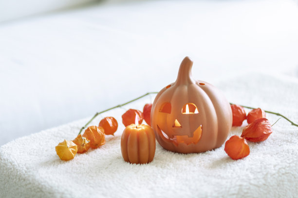 白色室内装饰万圣节。白色美学照片图片下载