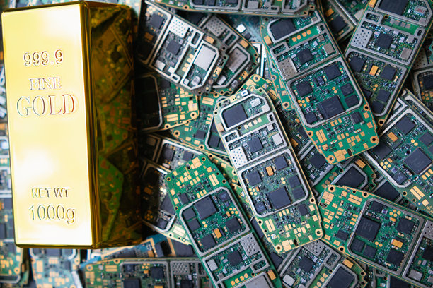 工厂地板上堆积的电子垃圾是等待加工的手机电路板，提取黄金从电子垃圾中分离贵金属。从电子垃圾中提取贵金属图片下载