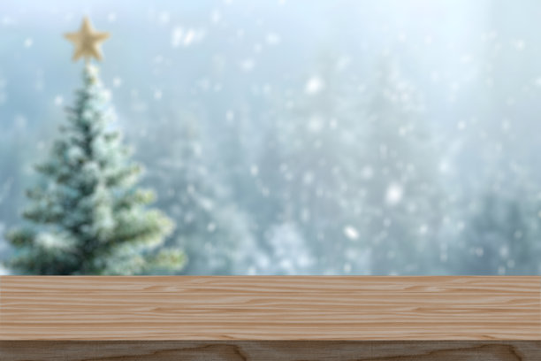 空桌子在装饰背景的圣诞树前。适合冬季雪天的产品展示拼贴。圣诞快乐概念。图片下载