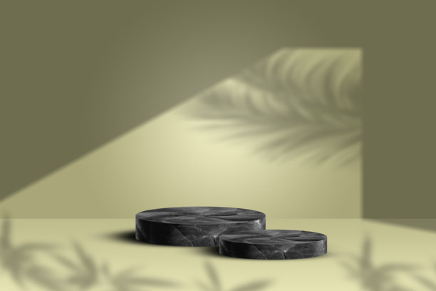 用于设计化妆品的讲台构图，黑色大理石底座，背景为绿色热带叶子和阴影。图片下载