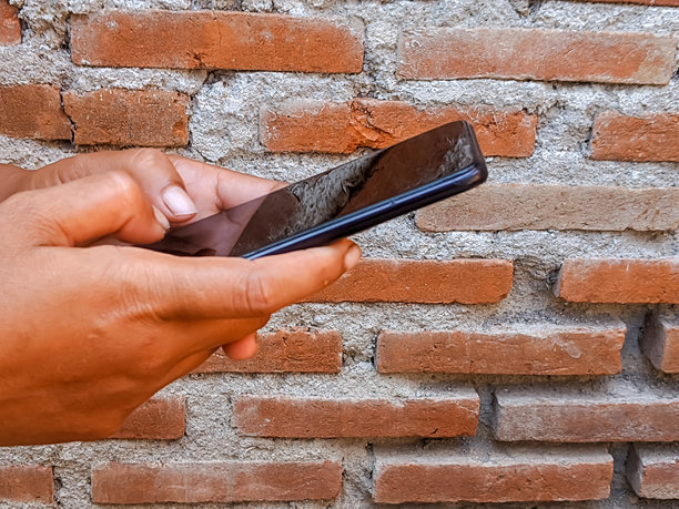 特写镜头，手握智能手机图片下载