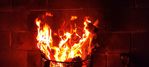 一个火篮中的火焰，用于取暖。加热，保持温暖，户外取暖。图片下载