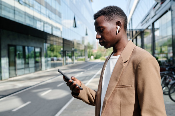 在户外使用智能手机的年轻黑人经理图片下载