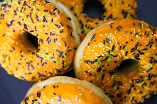 万圣节主题的甜甜圈俯视图图片下载