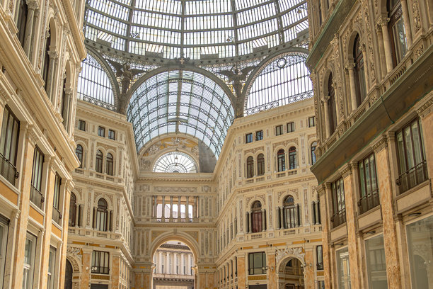 意大利那不勒斯购物中心的内部图片下载