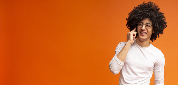 快乐的黑人男人和朋友手机通话图片下载