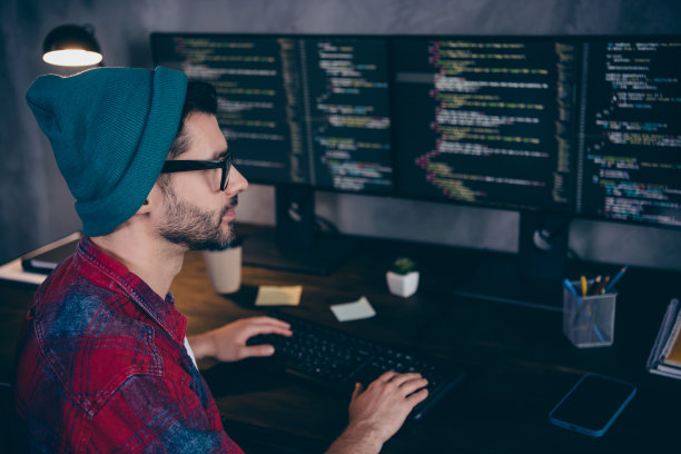 戴眼镜的聪明严肃程序员在室内工作坊家中创建初创软件的照片图片下载