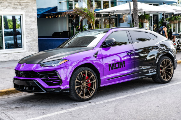 2022年兰博基尼Urus双拼色。兰博基尼Urus在迈阿密海滩海洋大道。图片下载