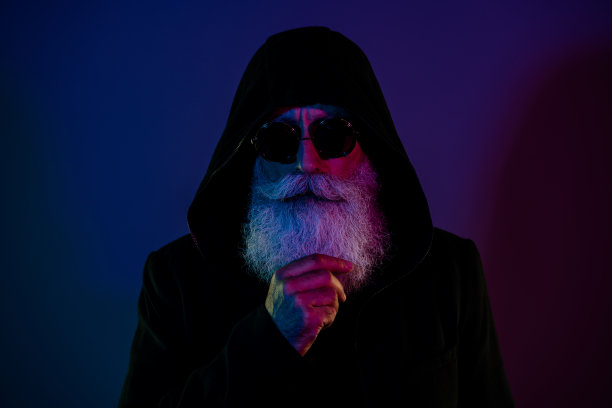 穿着黑色衣服的可疑男子决定偷走圣诞老人的圣诞活动的照片图片下载