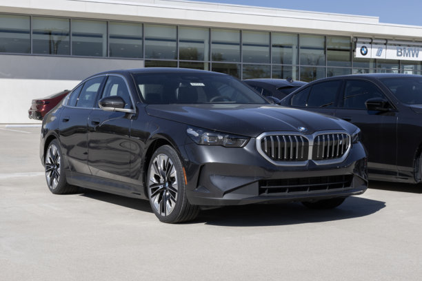 宝马i5 eDrive40轿车展示。宝马提供i5全电动马达，续航里程可达295英里。年份：2024图片下载