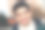 特写照片：一位帅气、愉快的男人在寒冷的秋季天气中走在城市街道上。图片下载