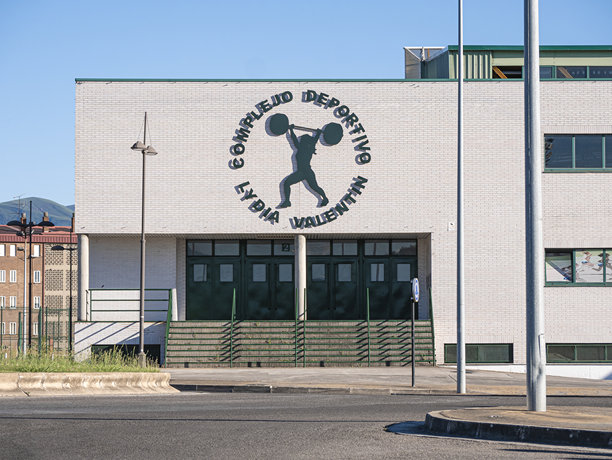 莉迪亚·瓦伦丁体育中心建筑和设施的主要外观和入口图片下载