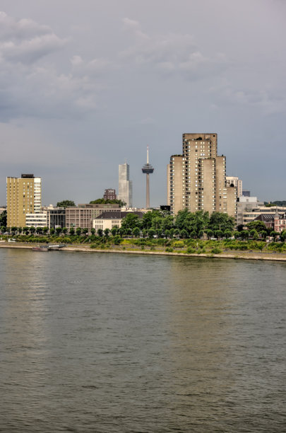 科隆的科隆塔与前景中的莱茵河图片下载