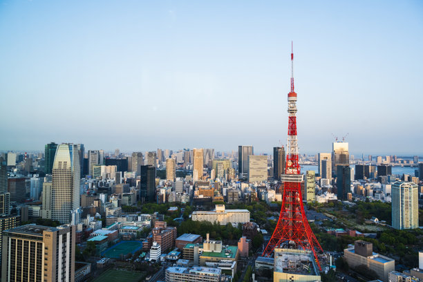 日本东京 - 2024年4月14日：从东京港区的麻布台山免费观景台俯瞰城市景观（东京塔）。图片下载