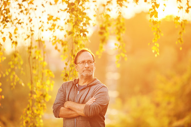 50至55岁男子在阳光明媚的早晨或傍晚享受户外肖像图片下载