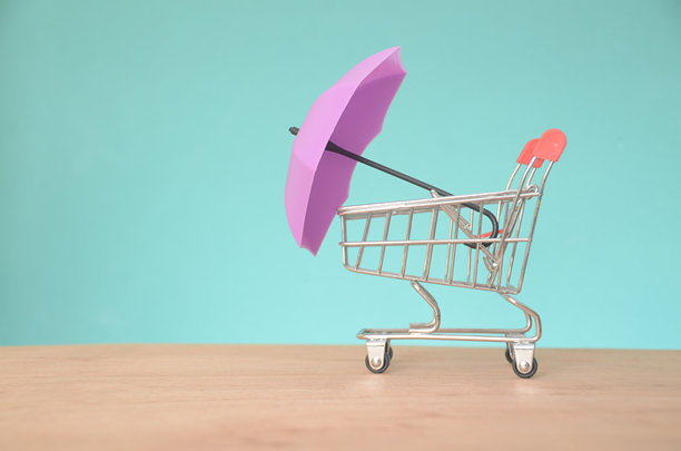 象征消费者权益保护概念的图片，雨伞作为抵御潜在风险的盾牌图片下载