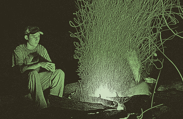 年轻男子露营，篝火，长时间曝光图片下载