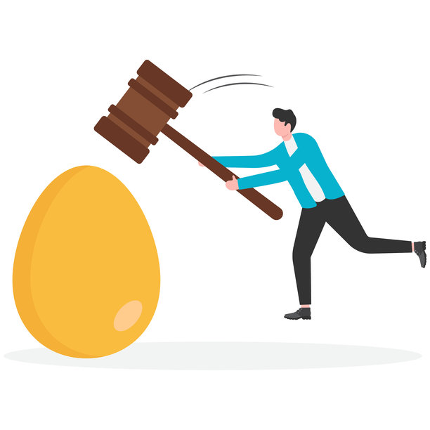 商人用锤子砸碎金蛋，选择金蛋。图片下载