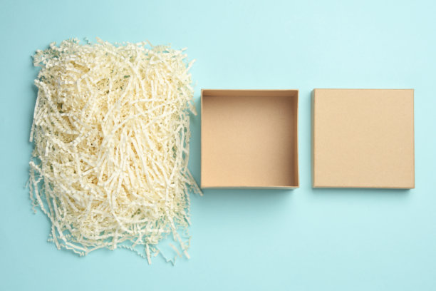 牛皮纸纸板箱，蓝色背景上有填料图片下载