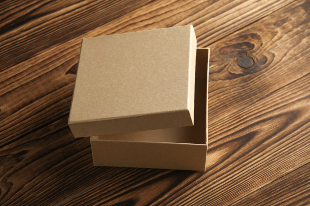 木制背景上的牛皮纸纸板箱图片下载